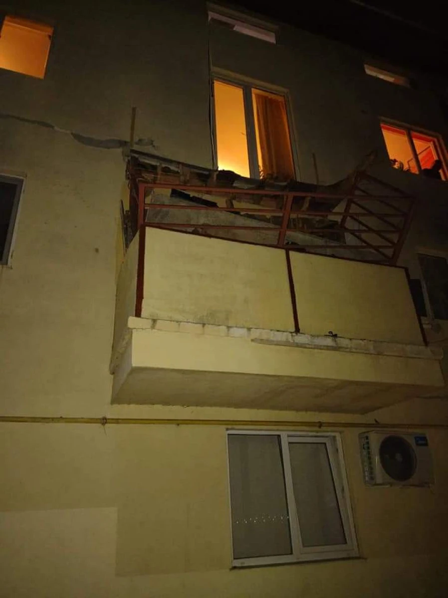 Aradul lucrului bine făcut: balconul unui bloc, recepționat cu mare fast anul trecut, s-a prăbușit