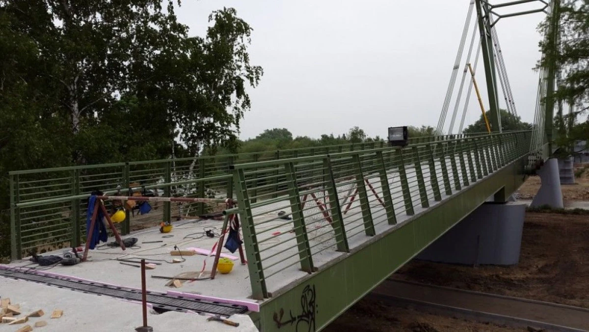 ARADUL LUCRULUI BINE FACUT: SAMPANIE SI ARTIFICII PENTRU PASARELA PESTE MURES, FINALIZATA CU UN AN INTARZIERE