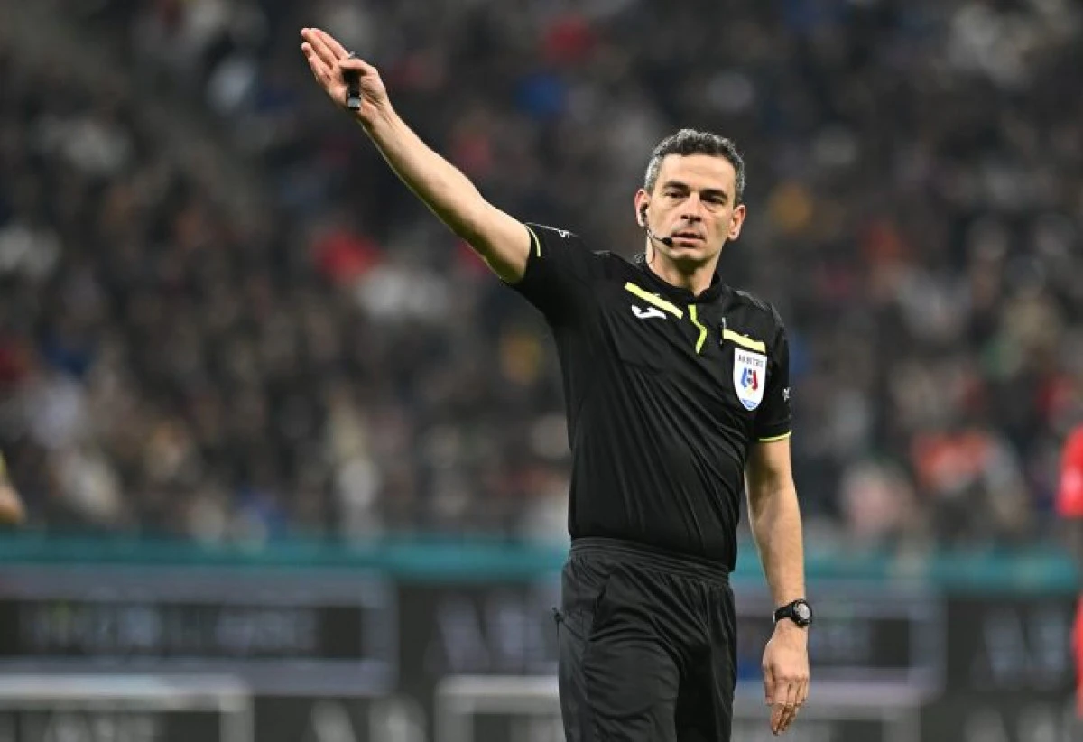 Arbitru central din Târgu Mureș, la meciul dintre FC Hermannstadt și UTA