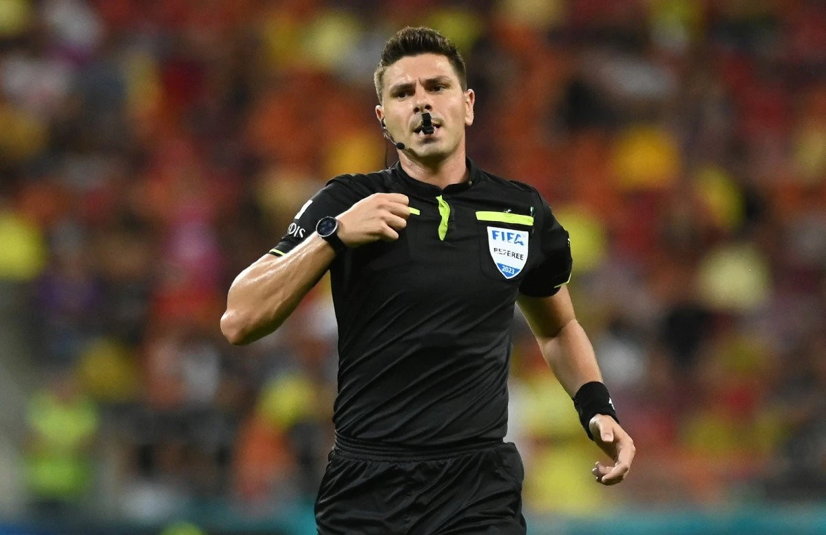 Arbitru cu ecuson FIFA la Rapid - UTA! Marian Barbu va fi la centru