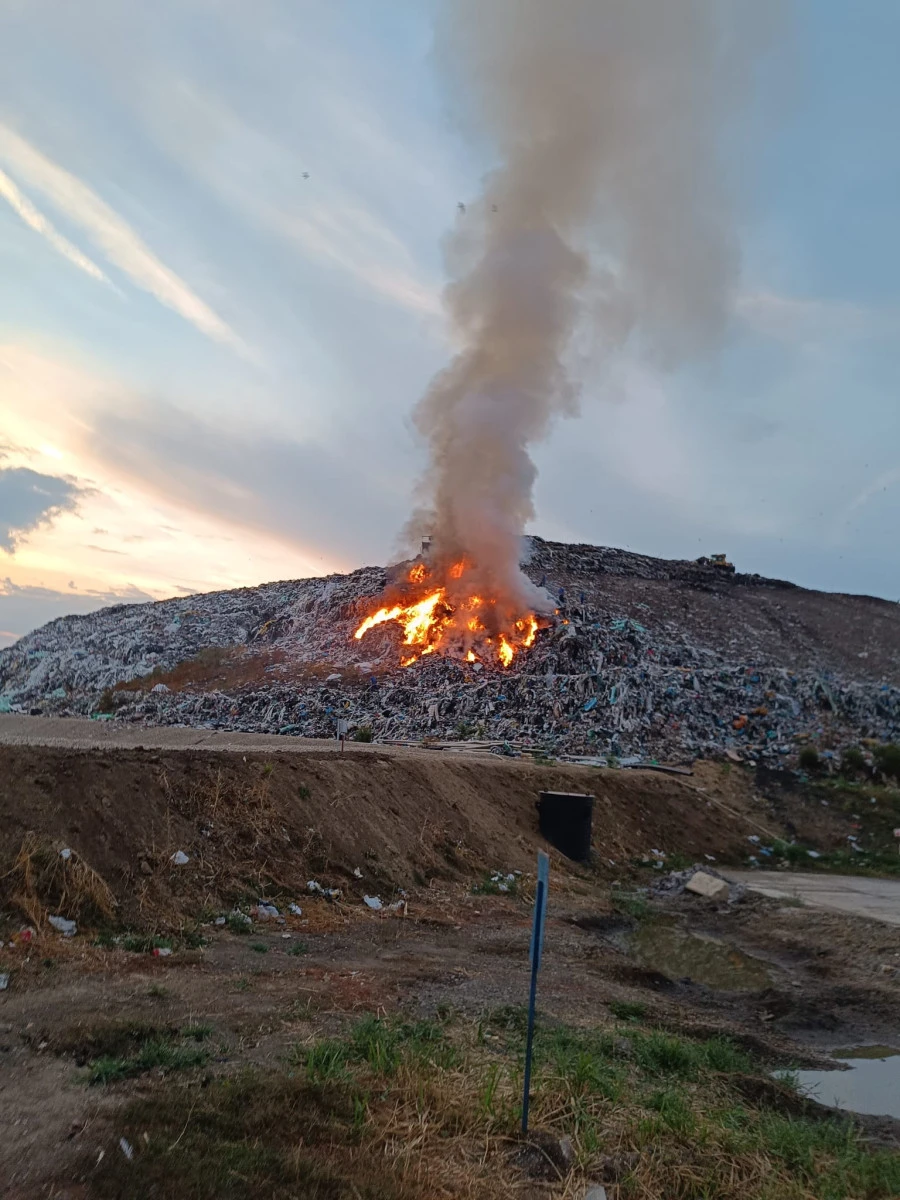 Arde groapa de gunoi a Aradului