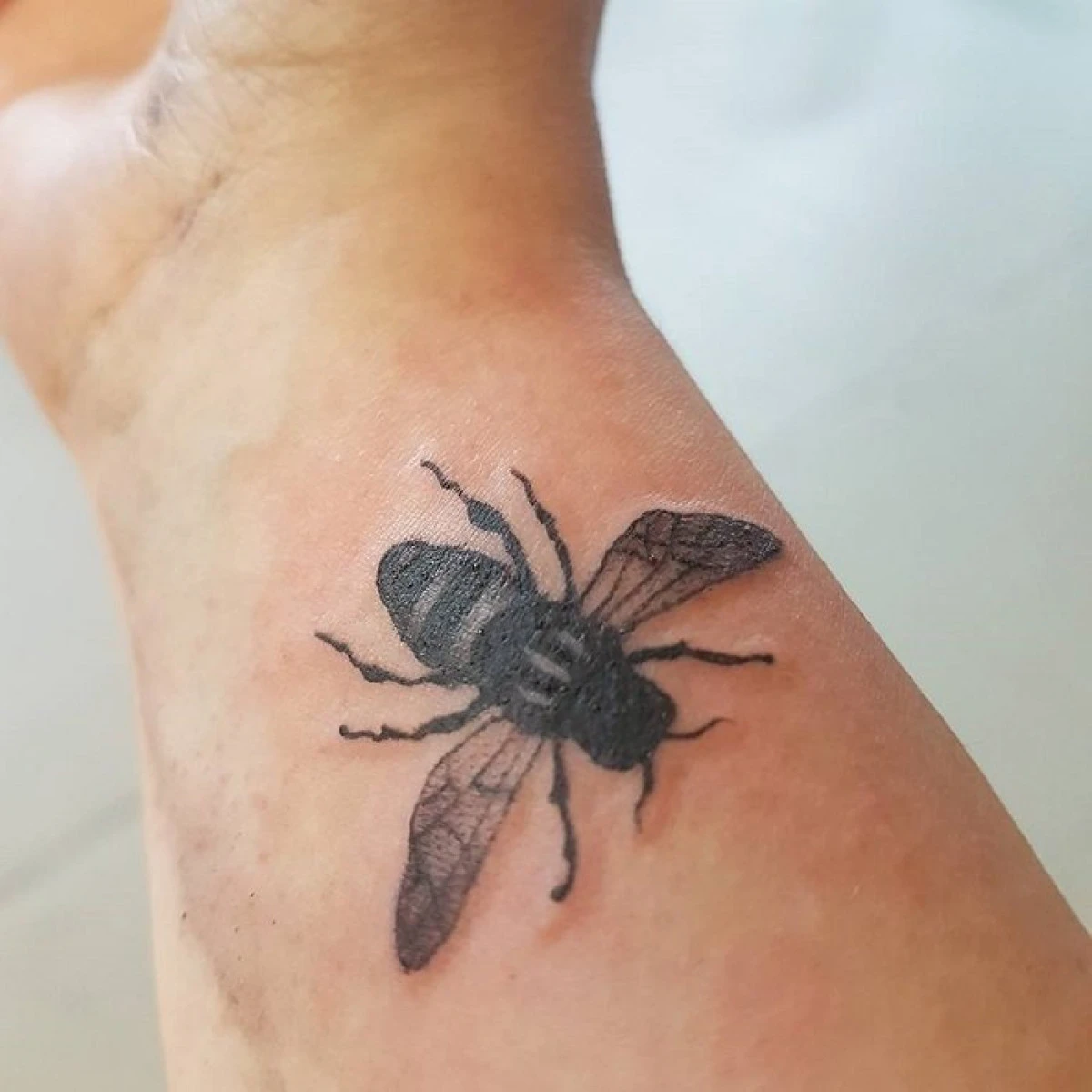 Ariana Grande și staff-ul ei și-au tatuat ”Albina din Manchester”