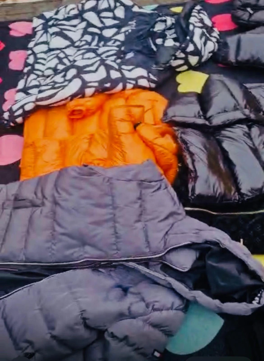 Articole vestimentare contrafăcute, confiscate de jandarmi în Piața Obor din Arad