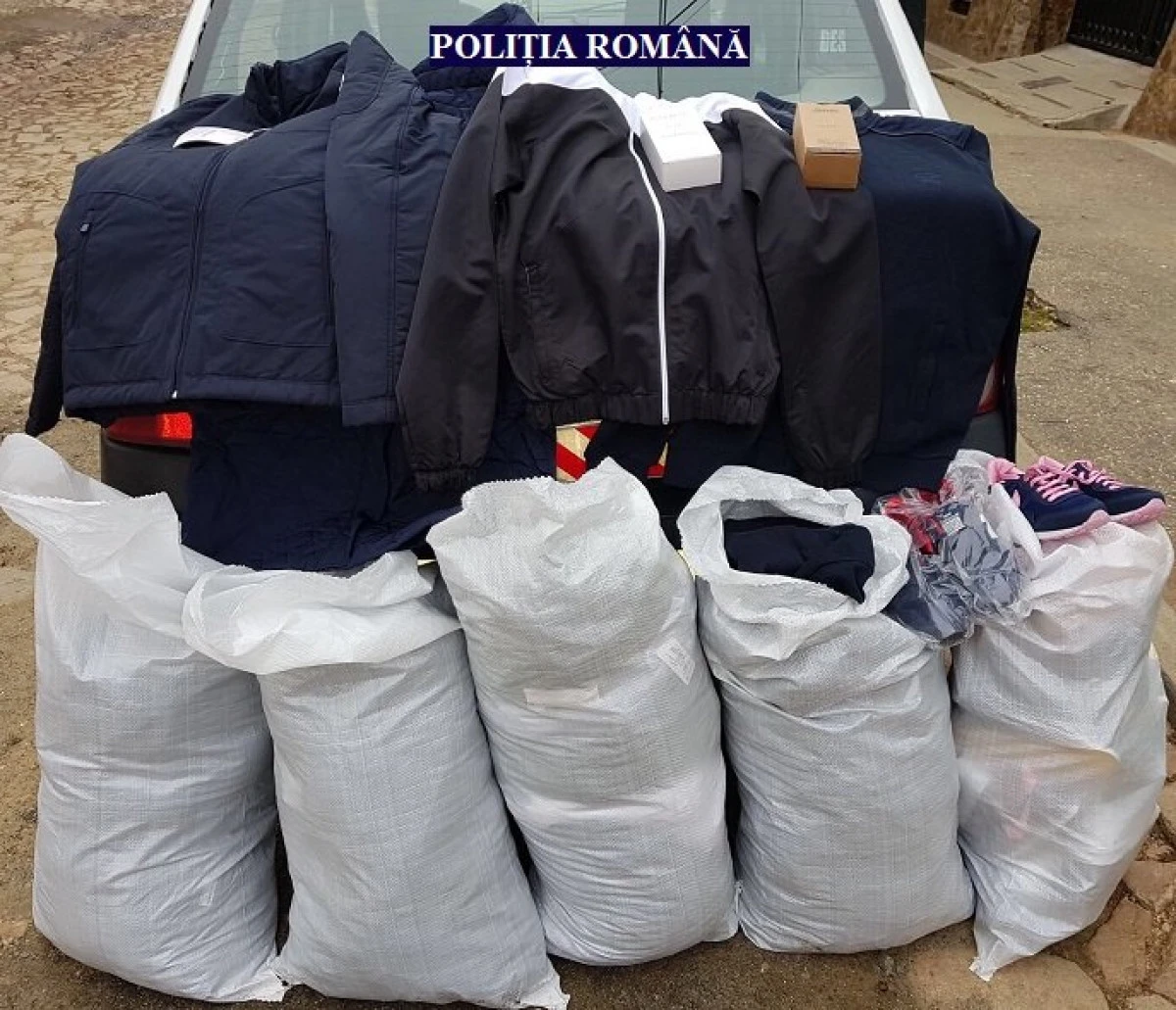 Articole vestimentare contrafăcute, depistate de polițiști la Săvârșin