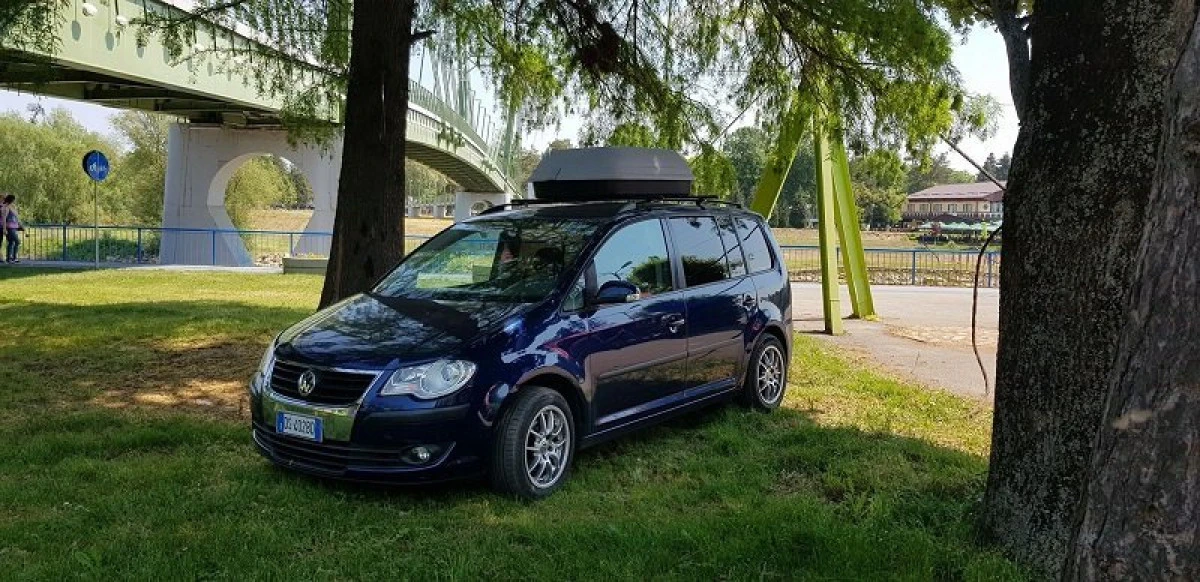 AȘA DA! Mașină parcată pe spațiul verde, mutată la reacția promptă a arădenilor