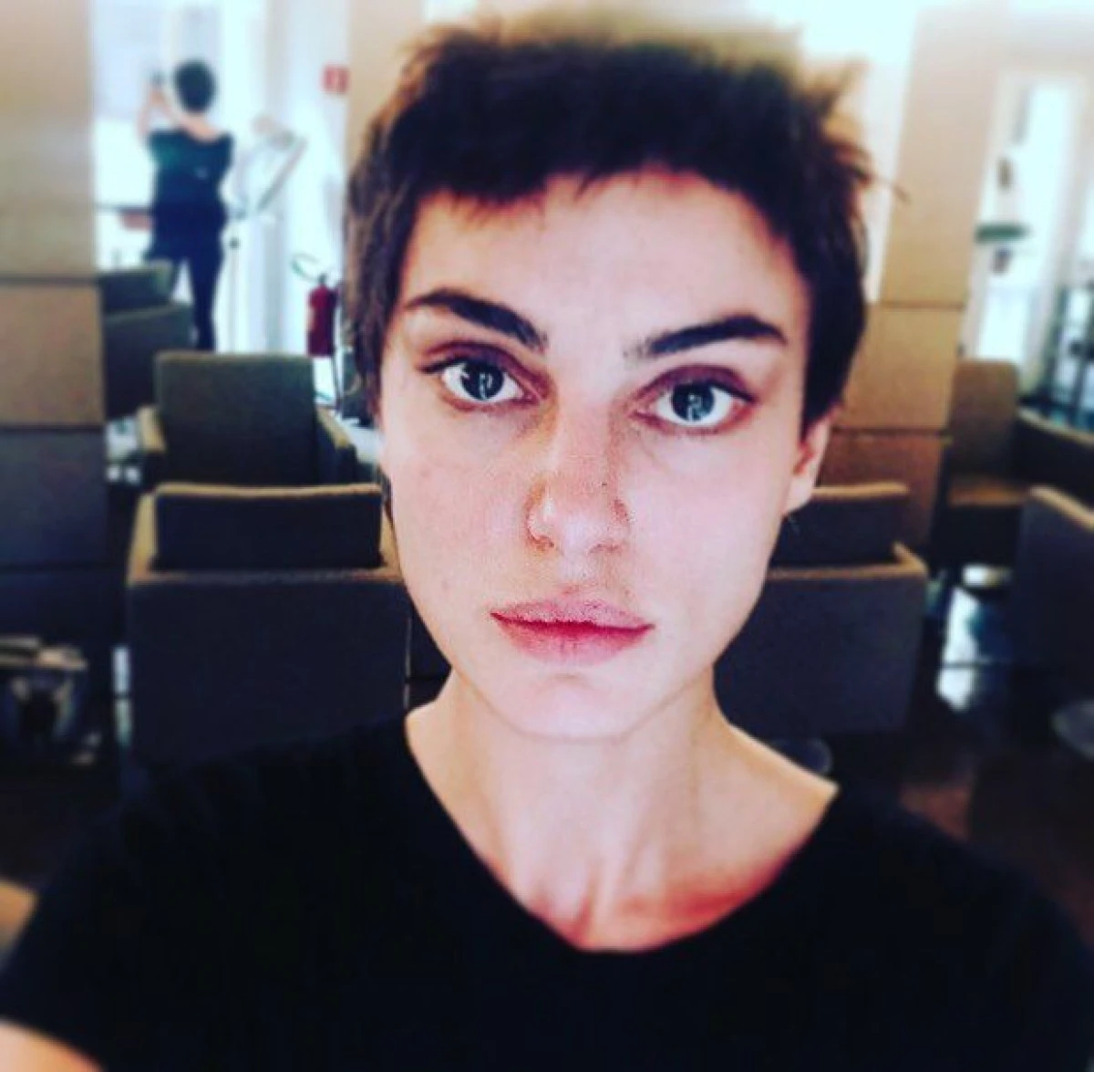 ASA NU AI MAI VAZUT-O PE CATRINEL MENGHIA. DUPA CE A RENUNTAT LA PARUL LUNG, PENTRU FREZA DE BAIETEL, UITE CUM A APARUT