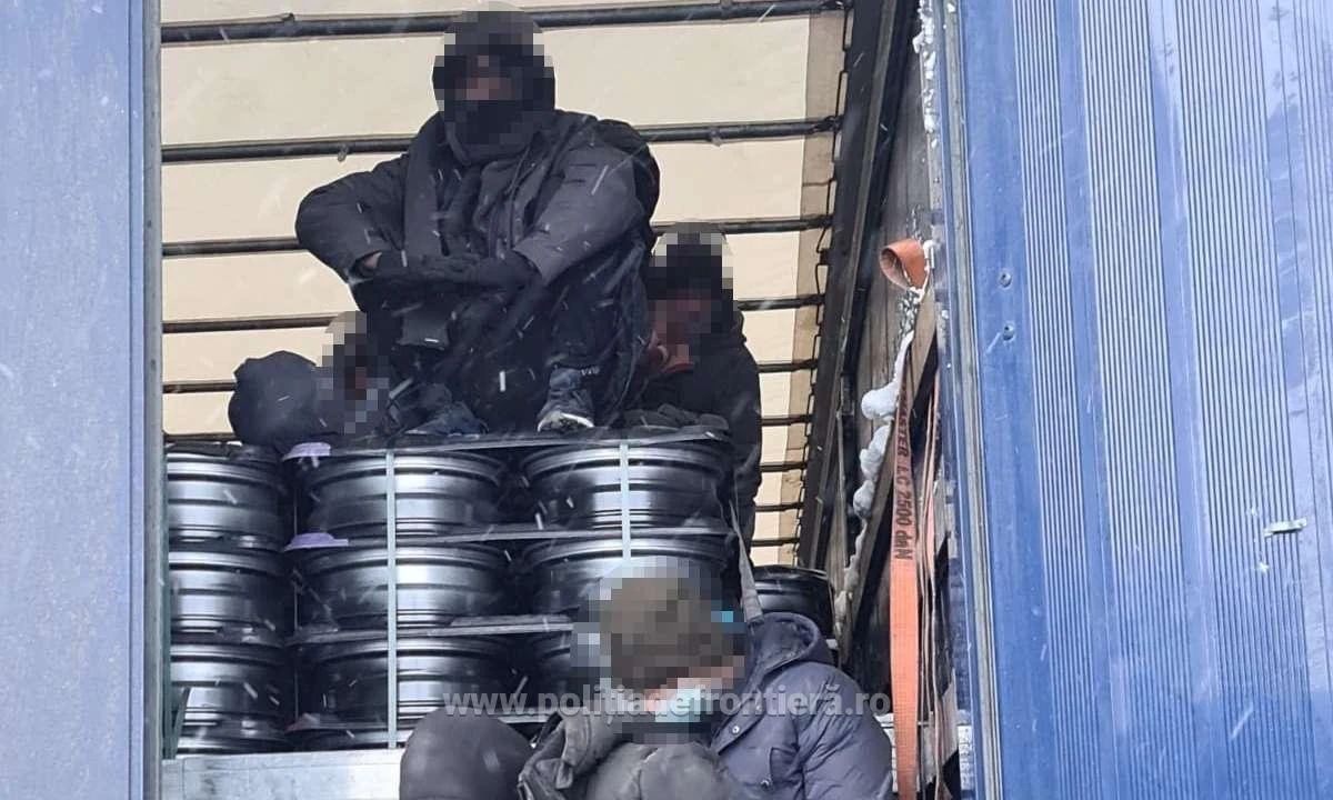 Ascunşi într-un TIR şi un microbuz,  25 de cetăţeni străini intenţionau să treacă ilegal frontiera