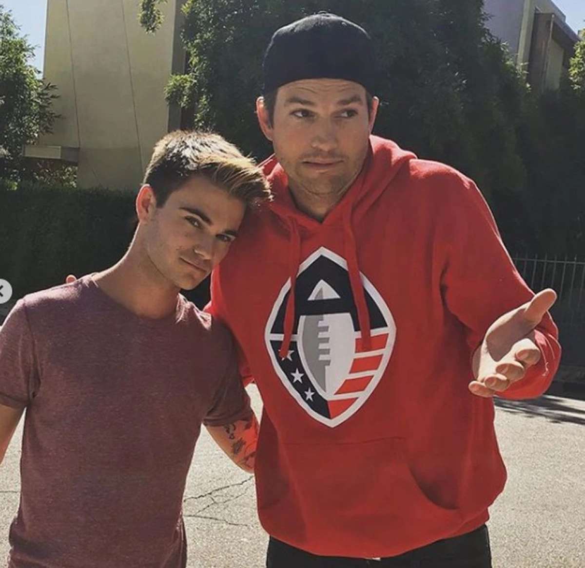 Ashton Kutcher și-a lovit un fan cu mașina