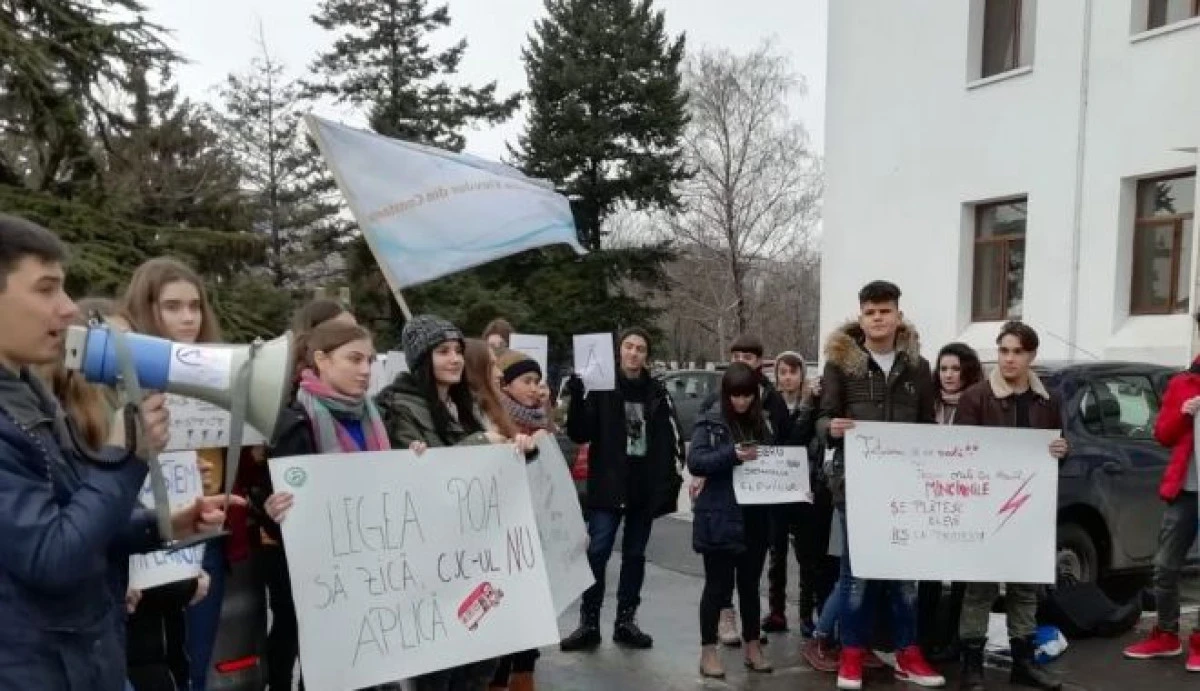 Asociațiile de elevi protestează în fața Guvernului, după ce li s-au tăiat gratuitățile