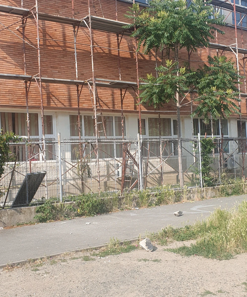 Atenție, cad pietre! Lucrări ce pun în pericol integritatea trecătorilor la Școala Gimnazială Caius Iacob