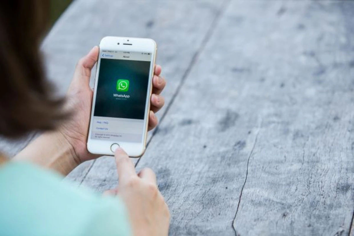Atenție la mesajele venite pe WhatsApp. Hoții au găsit o nouă metodă de înșelătorie