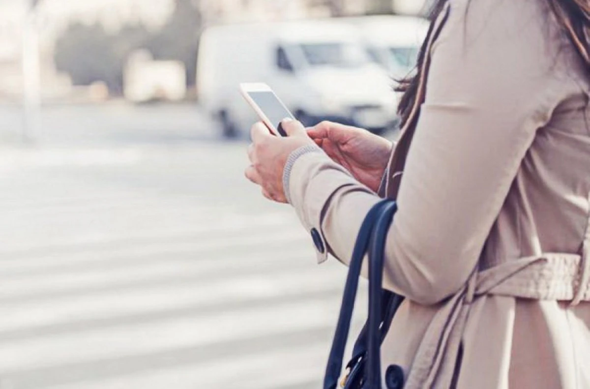 Atenție, pietoni! Cei care traversează strada cu căștile în urechi sau cu telefonul în mână ar putea primi amenzi considerabile