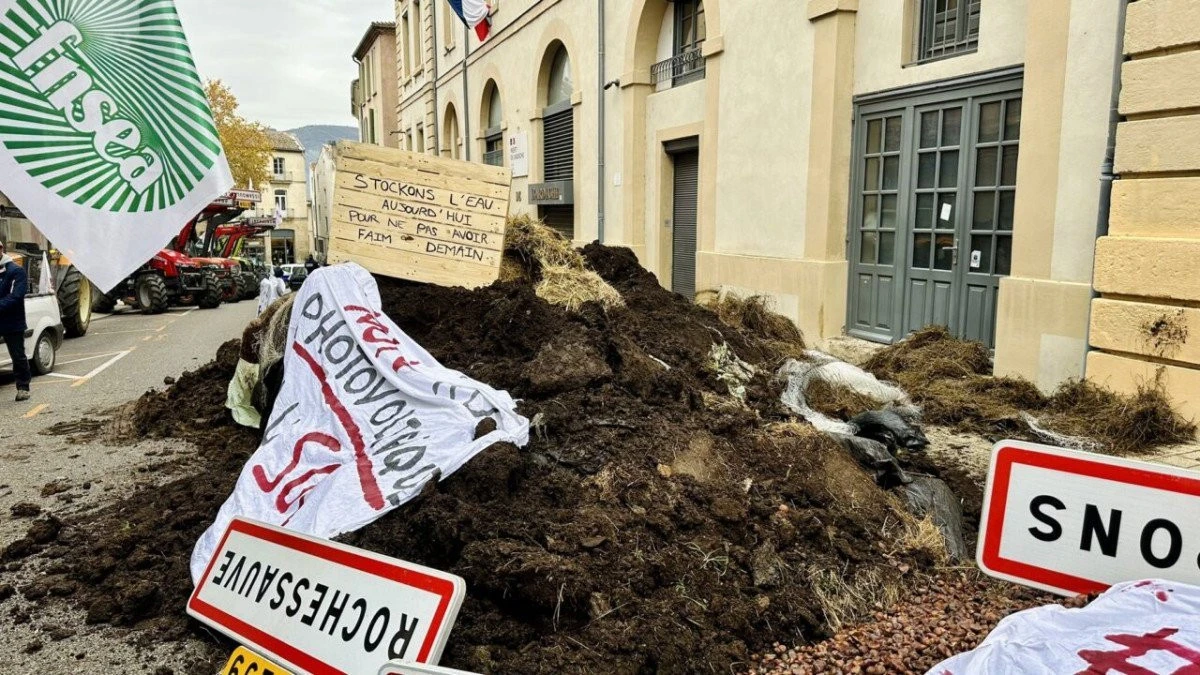 Atenţionare de călătorie în Franţa. Manifestaţiile fermierilor continuă, iar accesul spre Paris este blocat