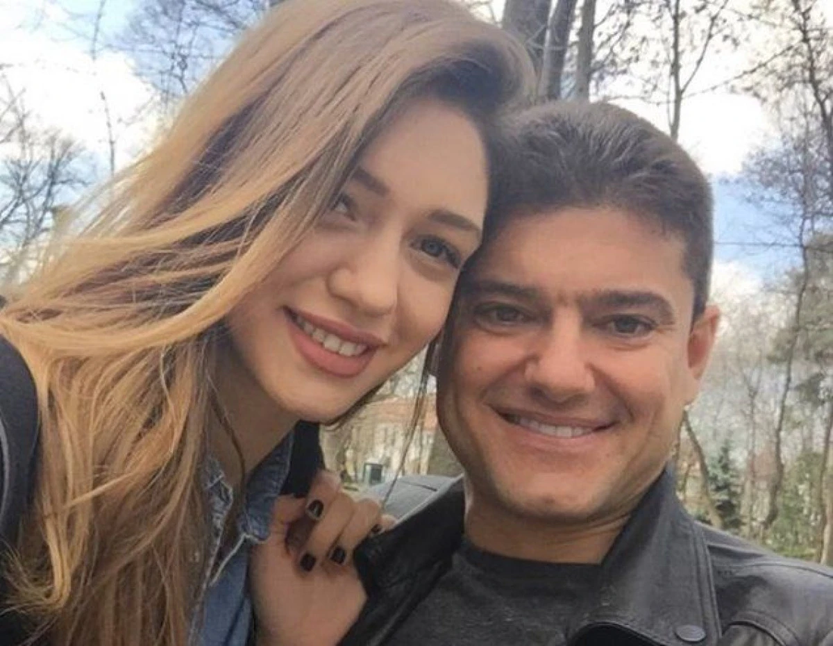 ATINGERI TANDRE SI SARUTURI PATIMASE IN VAZUL TUTUROR! CRISTIAN BOUREANU SI IUBITA NU S-AU PUTUT ABTINE NICI LA PLAJA