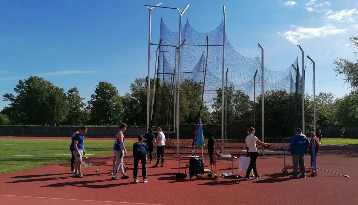 Atleţii arădeni s-au numărat printre remarcaţii Cupei Ziridava la aruncări (FOTO)