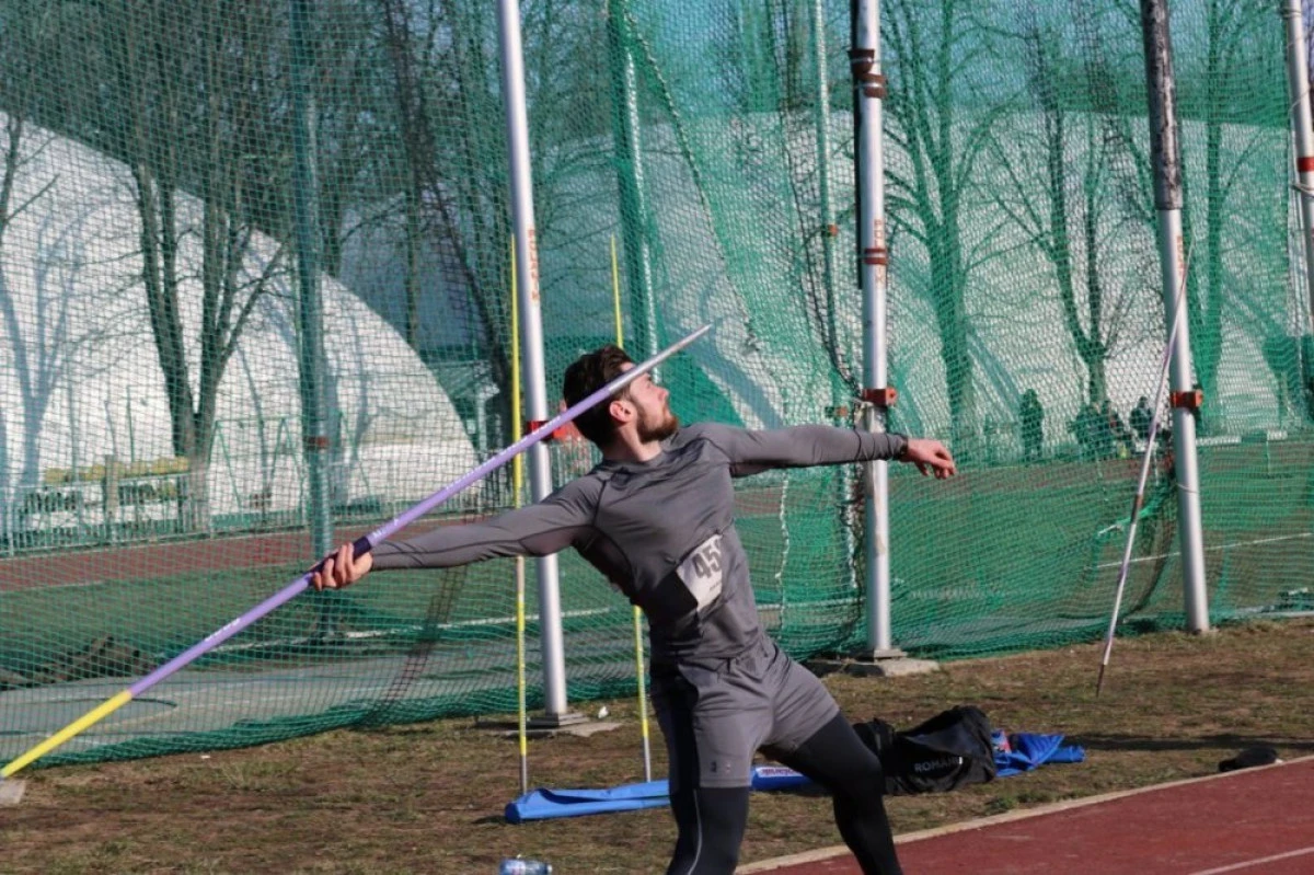 Atletul Denis Both, triplu medaliat la Naţionalele de iarnă