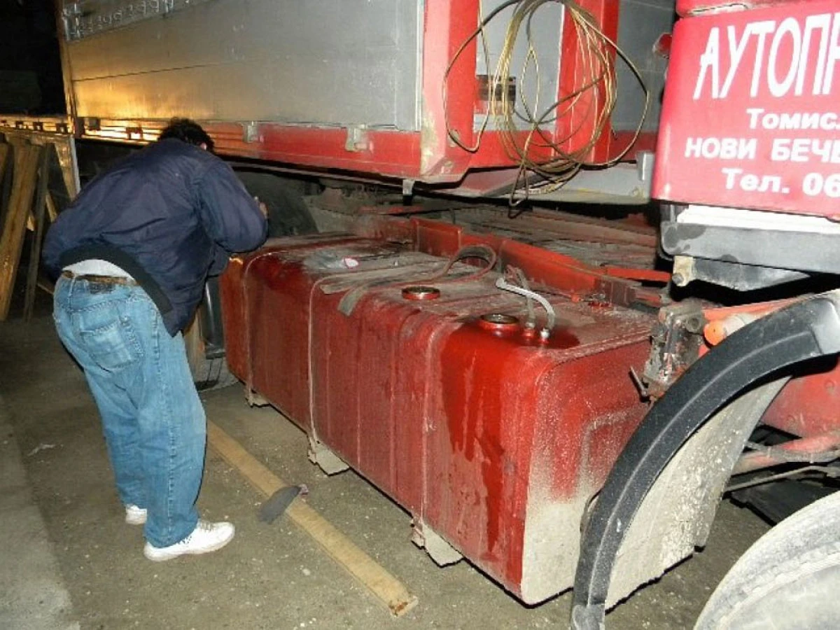 Au furat motorină din TIR-uri parcate, după care au distrus rezervoarele și cauciucurile
