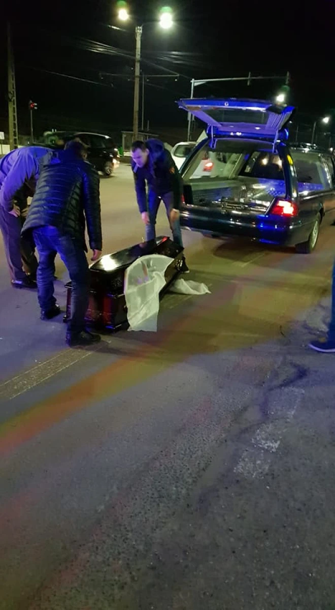 Au pierdut mortul în intersecție ! Imagini de Cascadorii râsului, lângă Pomenirea