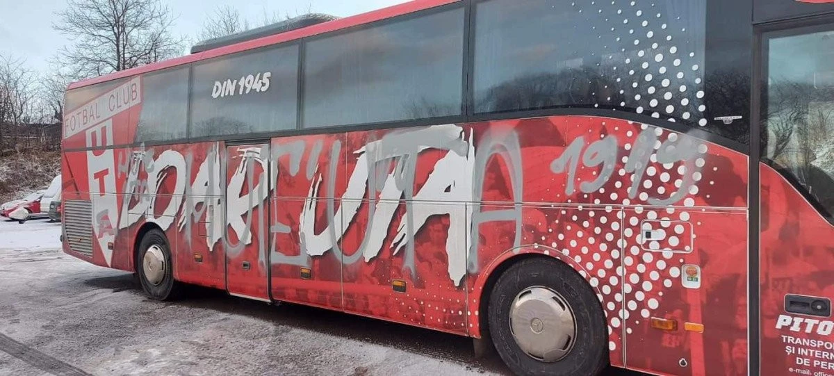 Autocarul UTA-ei a fost din nou vandalizat: autorii sunt suporterii lui “U” Cluj!