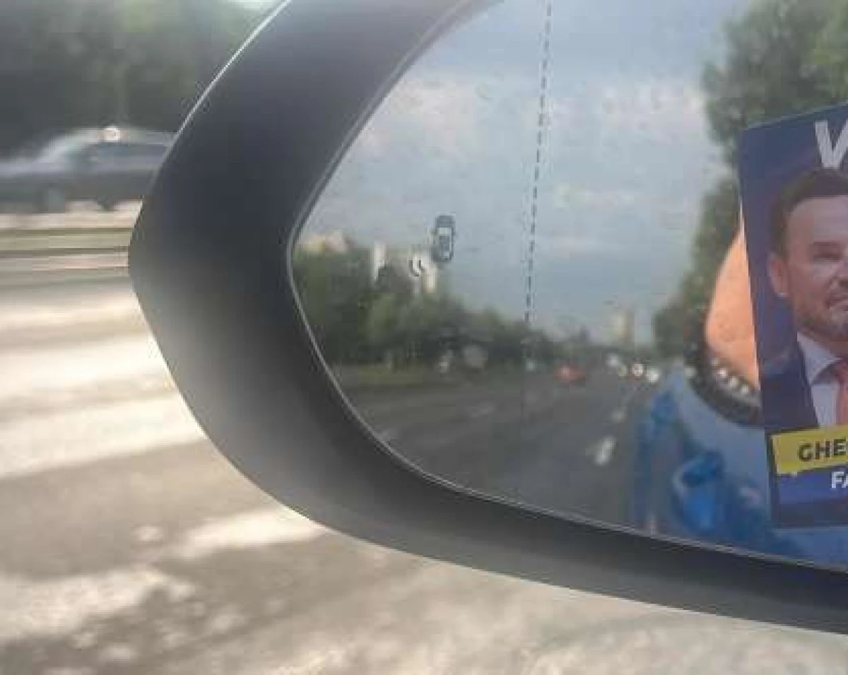 Autocolante cu Bibarț, lipite pe oglinzile mașinilor. Schimbarea e aproape, disperarea e tot mai mare