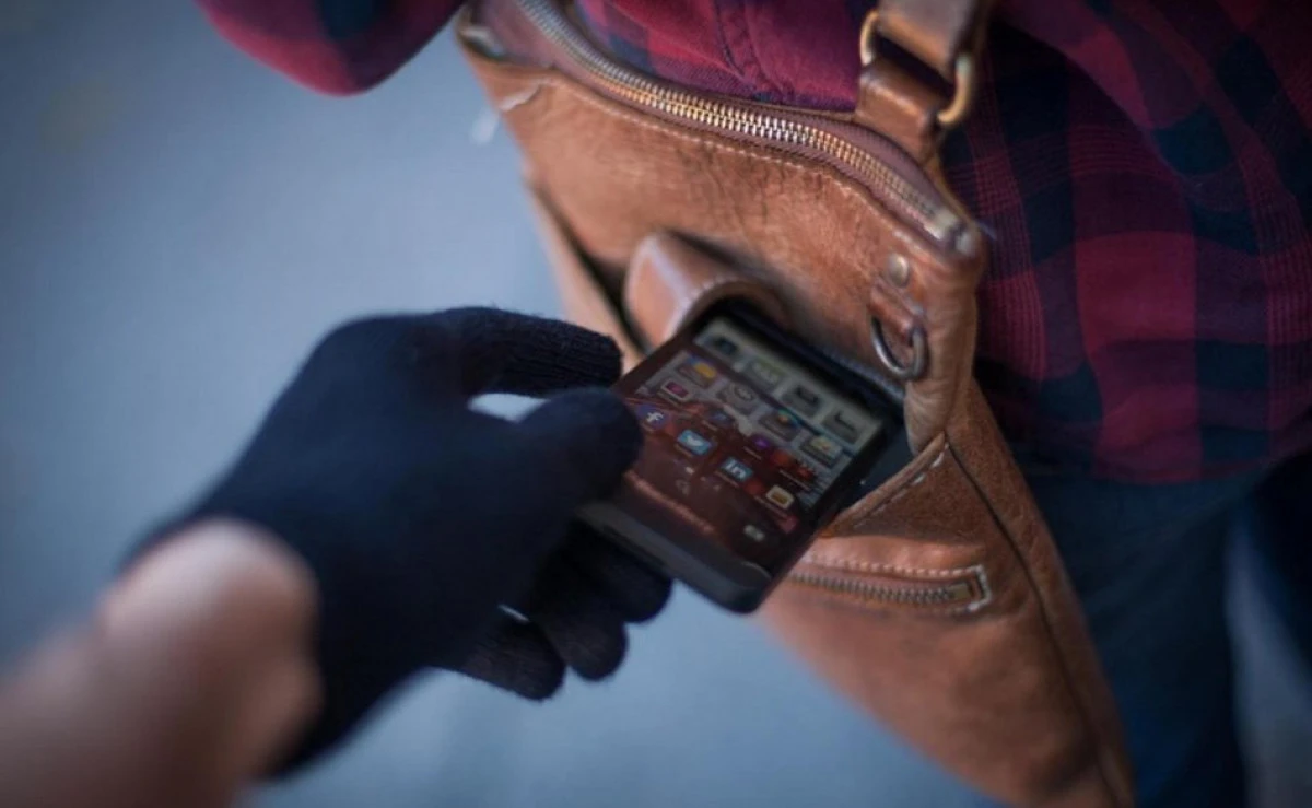 Autorii a două furturi de telefon mobil, identificați de polițiști   