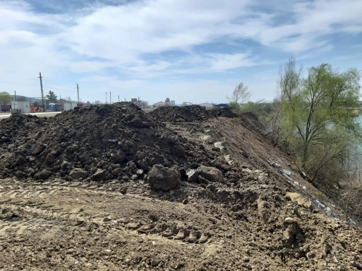 Autoritățile locale au găsit „soluția" la Ghioroc: acoperă mizeria cu pământ. Dezastrul ecologic capătă amploare
