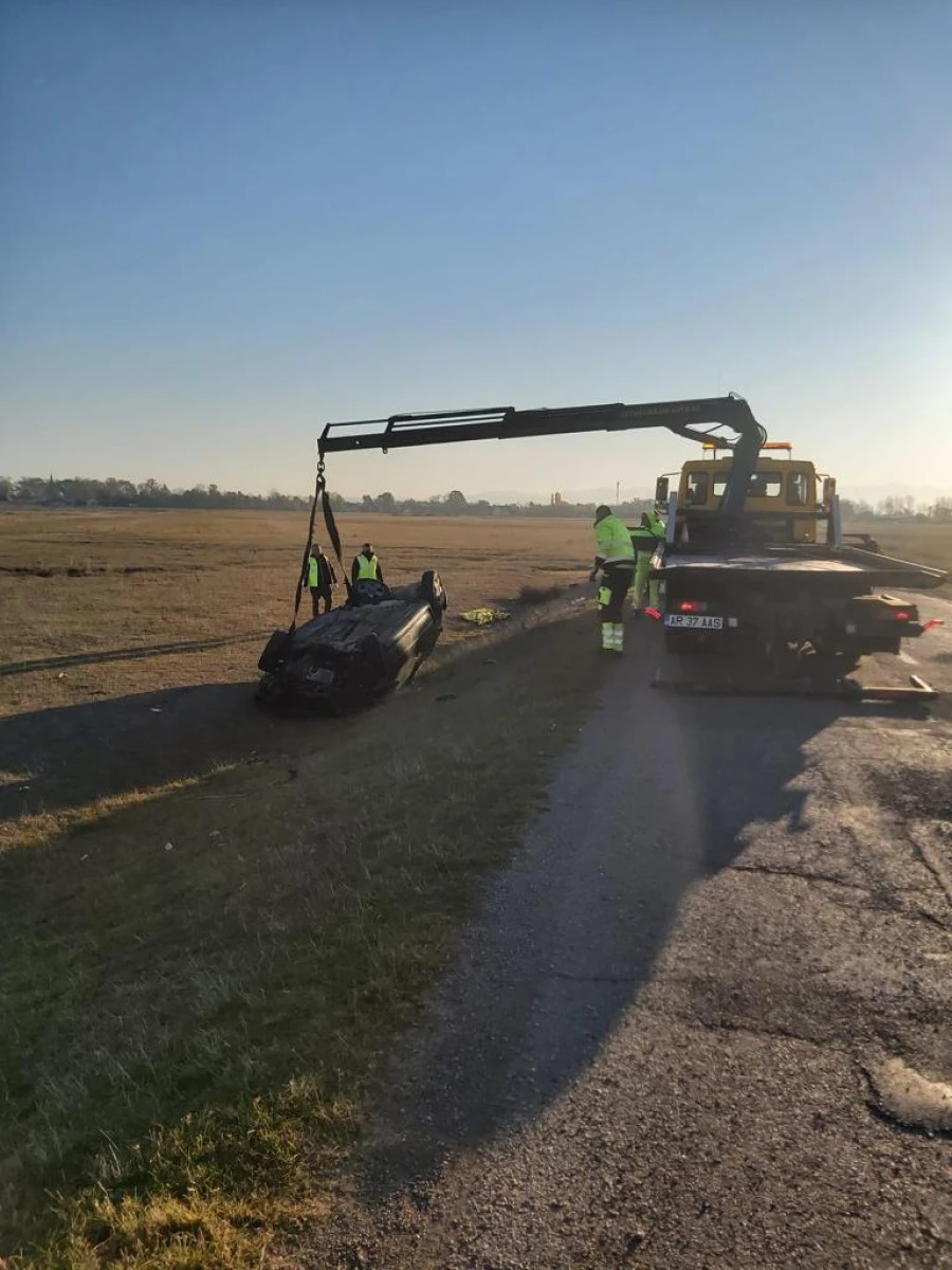 Autoturism condus de un șofer fără acte, de niciun fel, abandonat în șanț