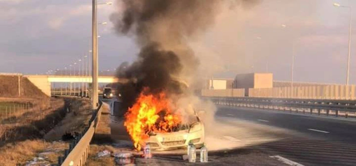 Autoturism în flăcări, pe autostrada Arad-Timișoara. Doi tineri au reușit să sară din mașină