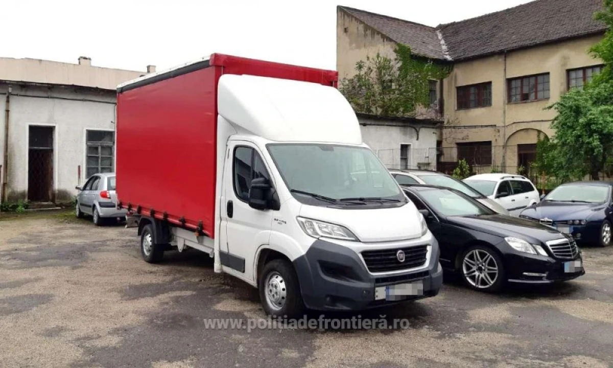 Autoutilitară căutată de autorităţile române, depistată în vama Nădlac