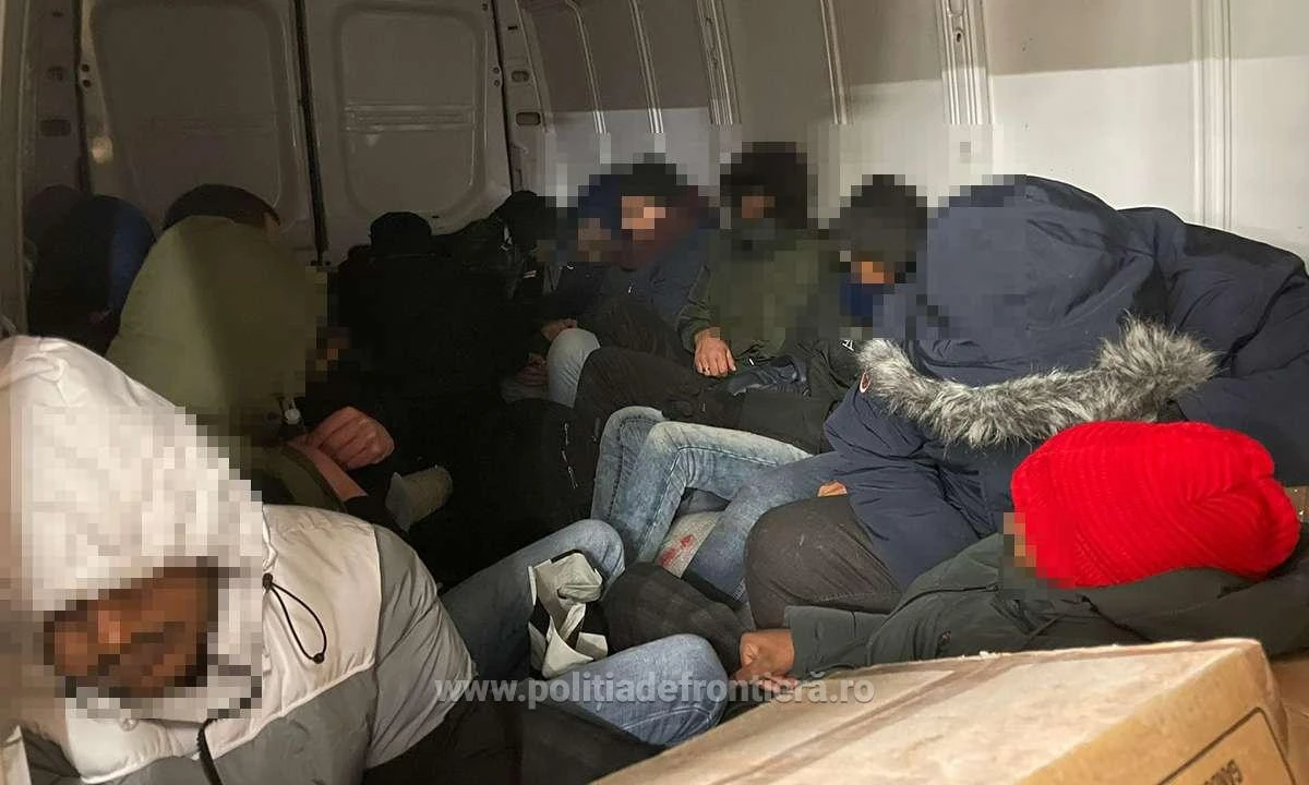 Autoutilitară plină cu refugiați, oprită la graniţa cu Ungaria
