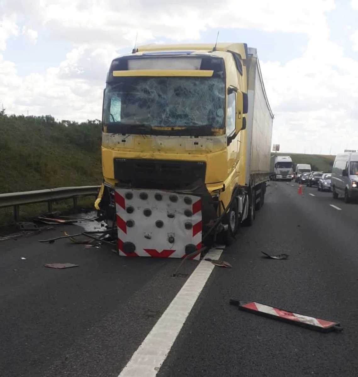 Autoutilitară zdrobită de un autotren pe autostrada A1. Un șofer a rămas încarcerat