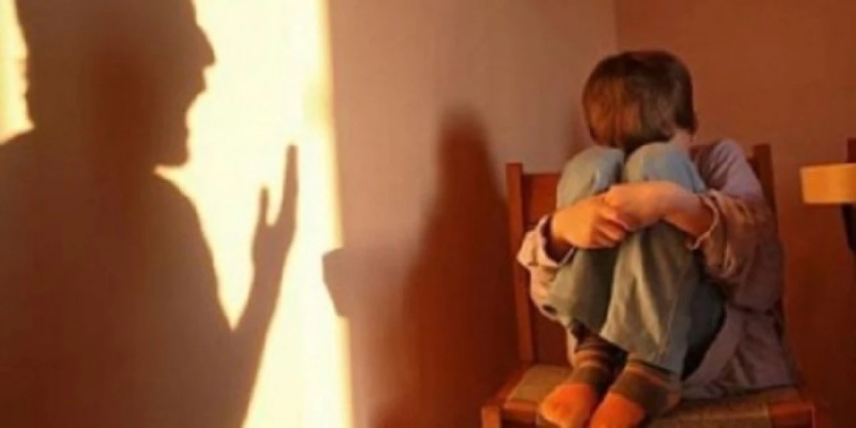 Băiat de 10 ani, băgat în spital de propria mamă după ce l-a bătut cu fierul de călcat
