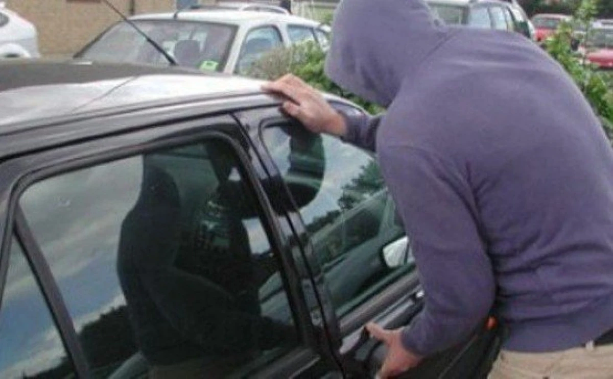 Băiat de 16 ani din Sântana, prins în timp ce fura dintr-un autoturism