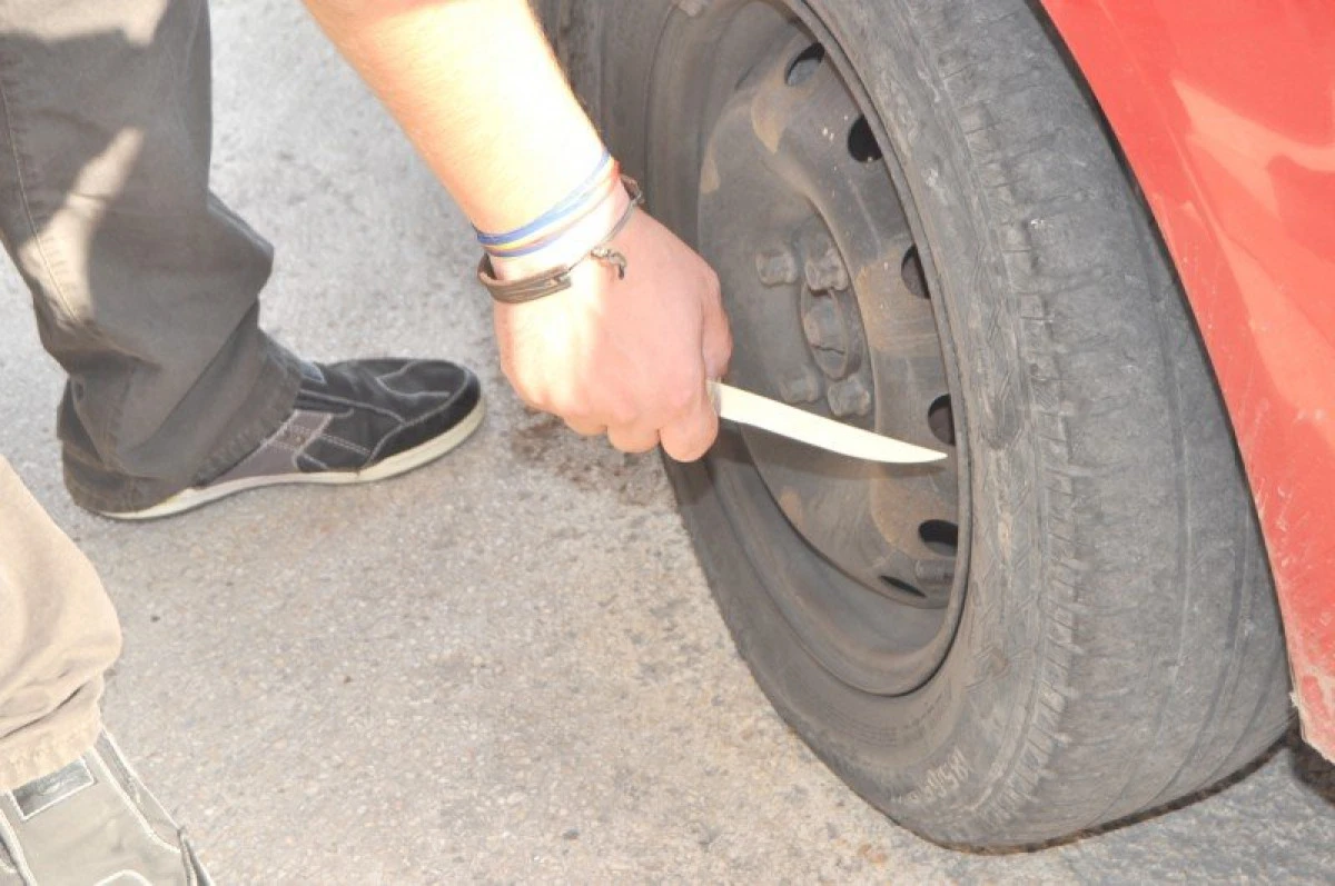 Băiat rău: a încălcat ordinul de protecție, a înțepat cauciucuri și a zgâriat un autoturism