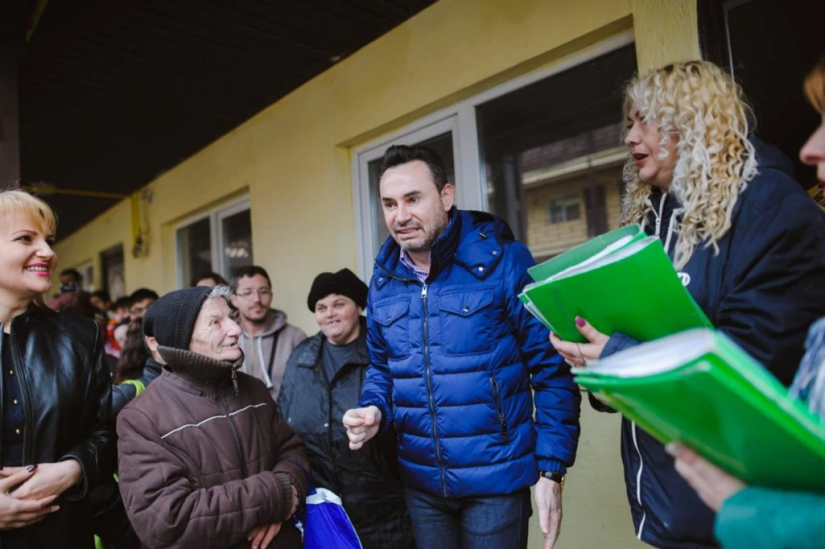 Baie de mulțime a lui Falcă, printre săracii de pe Tarafului. Poate mai uită lumea de conflictul de interese