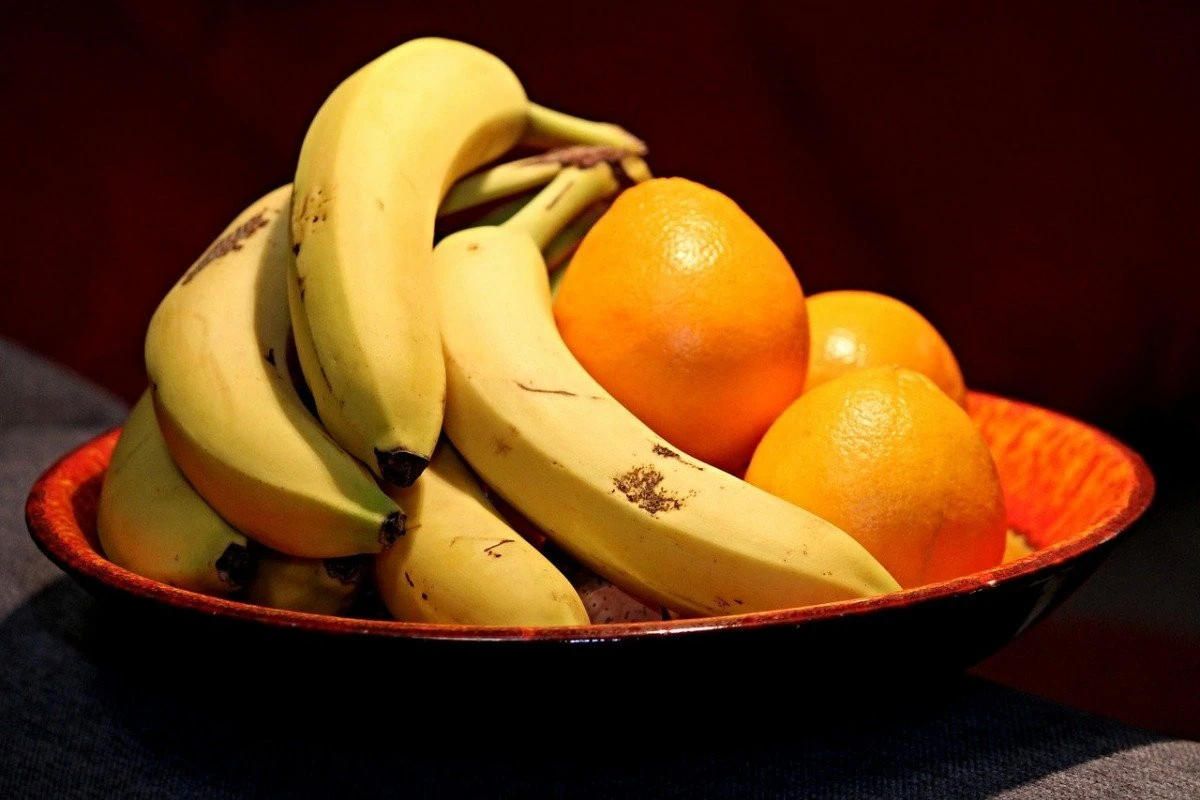 Bananele țin mai mult dacă le depozitezi în frigider