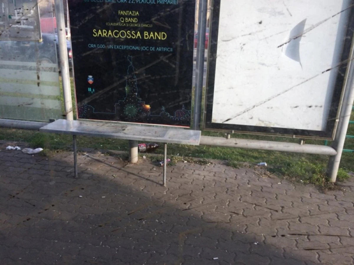 Băncile din staţiile de tramvai, inutile în cea mai mare parte a anului