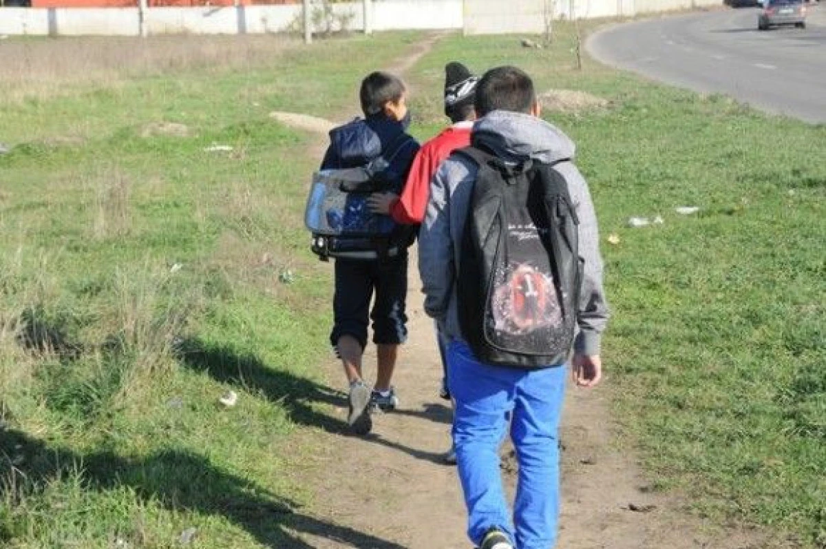 BANII DE NAVETĂ AI ELEVILOR ÎNTÂRZIE SĂ APARĂ. RISCUL ABANDONULUI ȘCOLAR CREȘTE