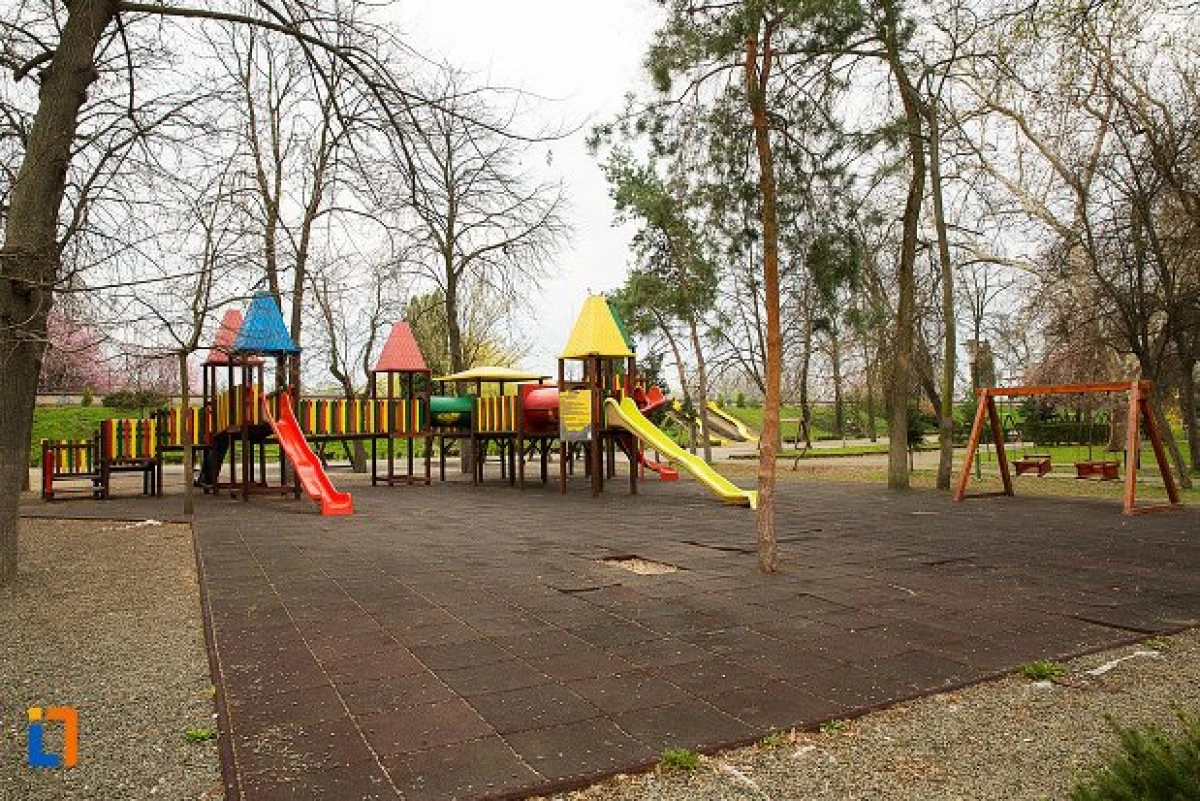 Bărbat de 69 de ani, amendat pentru... masturbare în parc