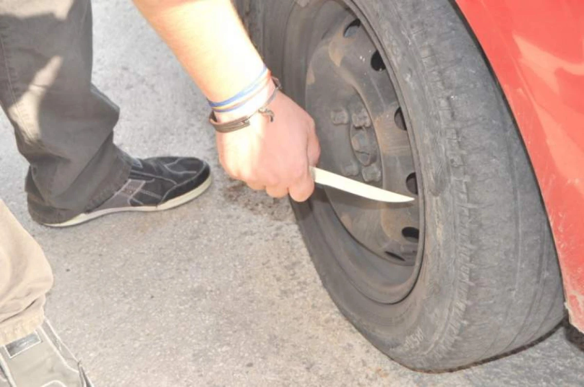 Bărbat din Arad, prins la un an după ce a înțepat toate anvelopele unei mașini