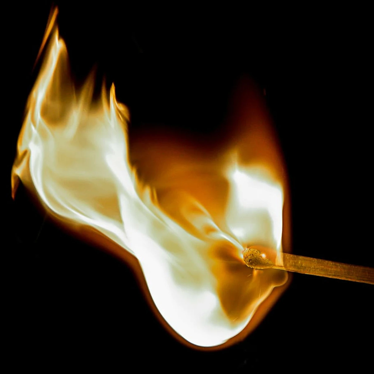 Bărbat din Cuvin, reținut după ce a încercat să incendieze un autoturism