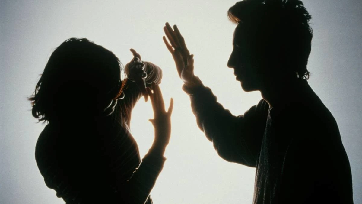 Bărbat din Ineu, reținut după ce și-a agresat copilul și iubita