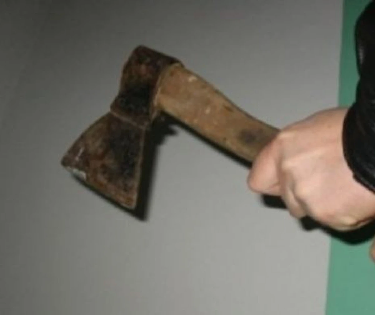 Bărbat din Pâncota, lovit cu toporul de hoțul care îi intrase în casă