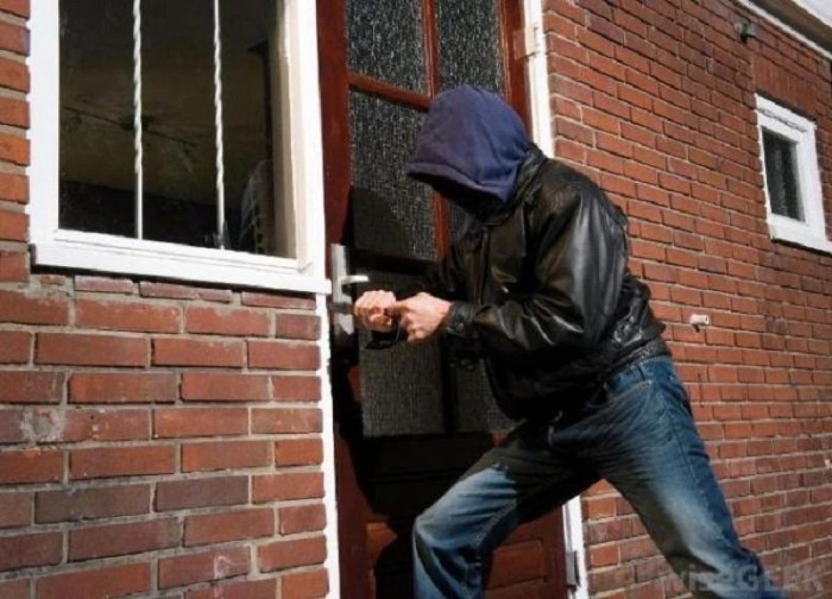 Bărbat din Secusigiu, prins în timp ce fura scule electrice și... mai multe sticle cu vin