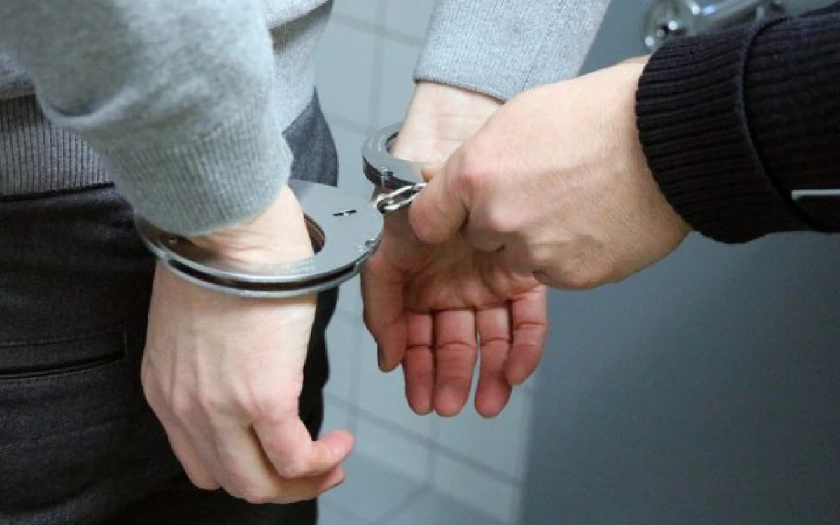 Bărbat din Sintea Mare, "săltat" de polițiști după ce și-a bătut soția