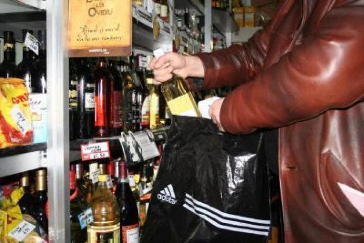 Bărbat din Vladimirescu, prins în timp ce fura dintr-un supermarket din Arad