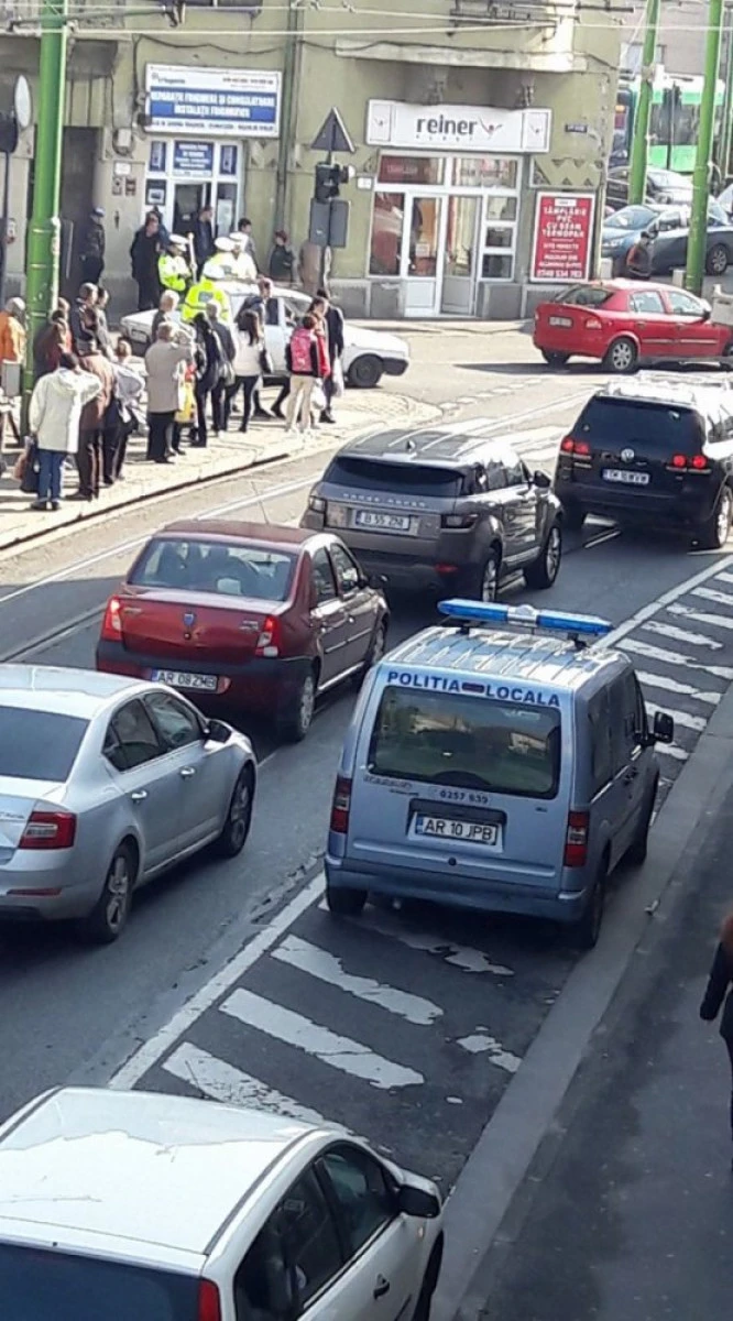 Bărbat lovit de maşină, în intersecţia de la Boul Roşu