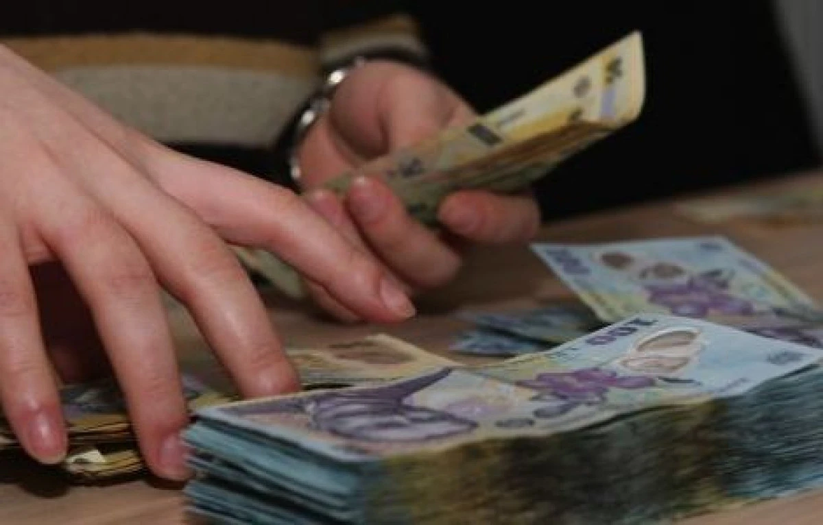 BĂRBAT PRINS DE POLIȚIȘTI DUPĂ CE A SUSTRAS 4.000 DE LEI DINTR-O UNITATE COMERCIALĂ