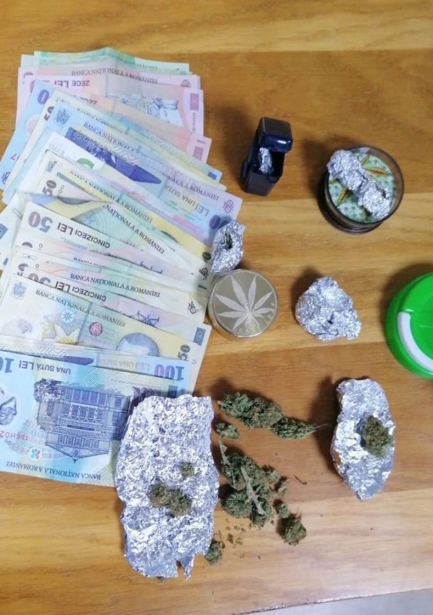 Bărbați prinși de jandarmi cu substanțe interzise asupra lor, în Piața Arenei
