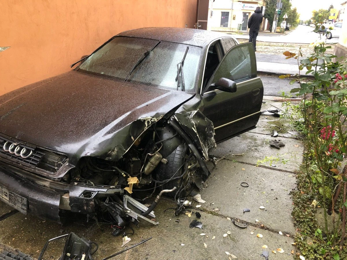 Bărbatul care a abandonat mașina în curtea unei femei are 25 de ani și este din județul Cluj